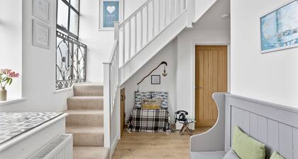 Midholm Chapel - a house that sleeps 8 guests in 3 bedrooms