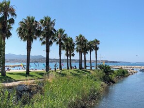 On the beach - Six-Fours getaway - Beach, terrace & parking (Six-Fours-les-Plages)