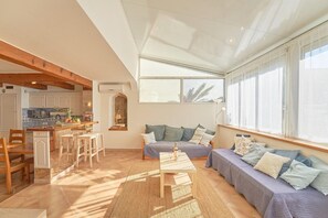 TV, books - Six-Fours getaway - Beach, terrace & parking (Six-Fours-les-Plages)