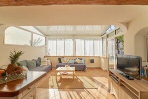 TV, books - Six-Fours getaway - Beach, terrace & parking (Six-Fours-les-Plages)