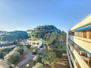 Unclassified image, 2 of 30, button