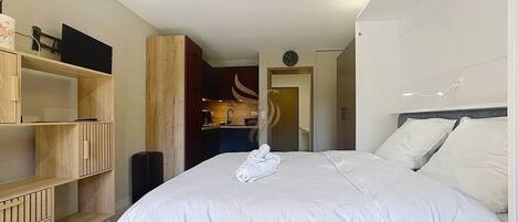 Desk, iron/ironing board, WiFi, bed sheets