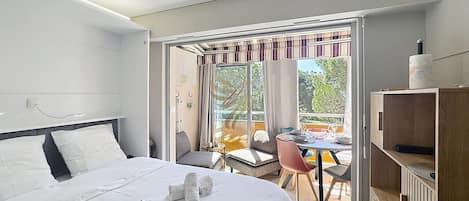 Escritorio, tabla de planchar con plancha, wifi y ropa de cama