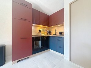 ثلاجة، ميكروويف، فرن، ماكينة لصنع القهوة/الشاي