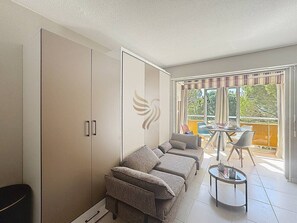 Unclassified image, 5 of 31, button