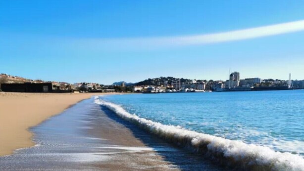 A beach with a clear view of the shoreline and a distant cityscape. - Studio Coco`B, 4p, A/C, Wi-Fi, beach 500m, parking (Fréjus)