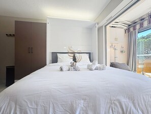 Unclassified image, 2 of 31, button