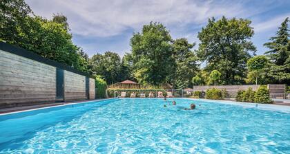 Erleben Sie einen unvergesslichen Urlaub in unseren gemütlichen Cozy Lodges, perfekt für 4 Personen! Diese freistehenden Unterkünfte von ca. 60m² bieten viel Platz und Komfort und befinden sich auf einem wunderschönen Grundstück mitten in der Natur d