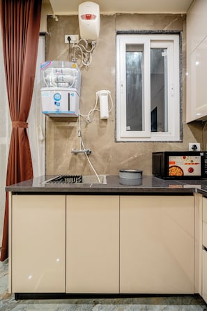 Microwave, stovetop, coffee/tea maker, electric kettle - Lime Tree 1BHK Service Apartment Gurgaon (Gurugram)