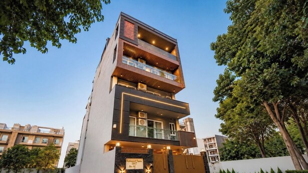 Un immeuble à plusieurs étages doté de balcons, d’une entrée sécurisée et d’une pelouse bien entretenue.