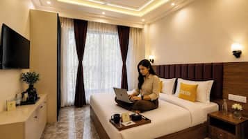 Deluxe-Apartment, Stadtblick | 1 Schlafzimmer, Schreibtisch, laptopgeeigneter Arbeitsplatz