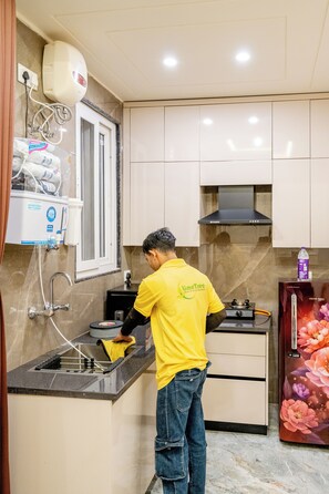 Microwave, stovetop, coffee/tea maker, electric kettle - Lime Tree 1BHK Service Apartment Gurgaon (Gurugram)