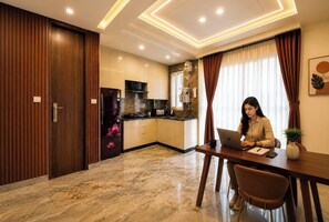 Appartement Deluxe, vue sur la ville | Aire de séjour | Téléviseur à DEL de 43 po avec télévision par satellite, Netflix