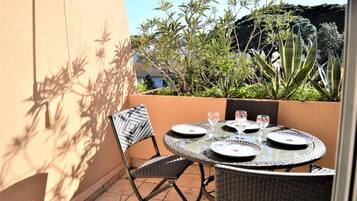 Tempat makan outdoor