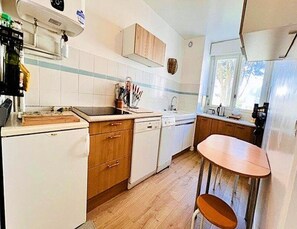 Tủ lạnh, lò vi sóng, máy rửa bát, dụng cụ pha cà phê/trà