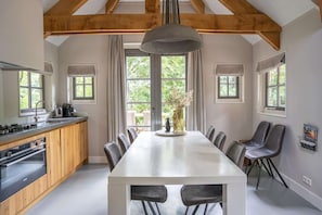 Fridge, microwave, stovetop, dishwasher - Farmhouse in Veluwe with Sauna and Nature Views (Ermelo)
