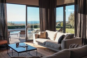 Télévision, cheminée, baby-foot, chaîne hi-fi