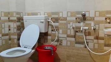 Quarto casal clássico | Banheiro | Produtos de toalete grátis, toalhas de banho, sabonete, shampoo