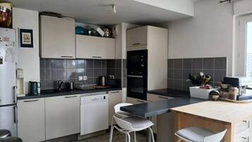 Lemari es, microwave, oven, dan mesin pencuci piring
