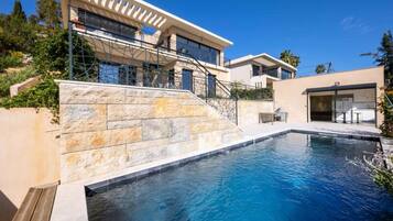 Hồ bơi trong nhà, hồ bơi ngoài trời