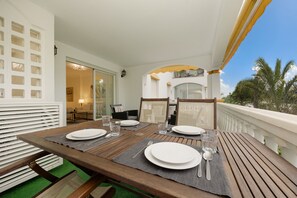 Outdoor dining - Apartment, with huge communal pool and tennis courts, in Puerto Banús (Puerto Banús, Marbella)