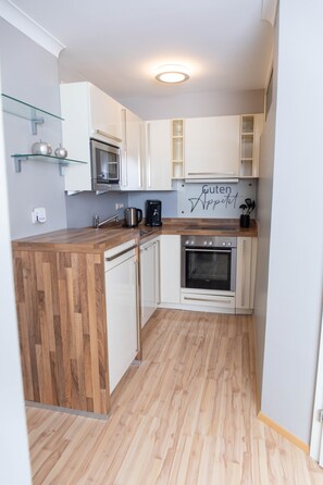 Kjøleskap, mikrobølgeovn, ovn og kokeplater