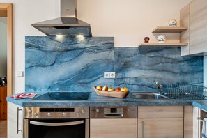 Frigorifero, forno, piano cottura, lavastoviglie