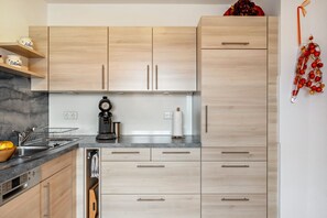 Fridge, oven, stovetop, dishwasher - Apartment 'Dorfblick' with Private Terrace, Shared Garden and Wi-Fi (Feldberg (Schwarzwald))
