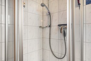 Shower, hair dryer, towels - Apartment 'Dorfblick' with Private Terrace, Shared Garden and Wi-Fi (Feldberg (Schwarzwald))