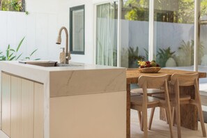 Fridge, microwave, stovetop, electric kettle - Spring Villa (Nusa Dua)