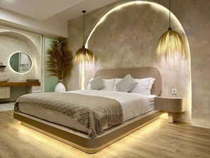 Allergitestade sängkläder, värdeförvaringsskåp på rummet och skrivbord