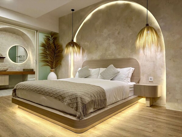 Hypo-allergenic bedding, in-room safe, desk, laptop workspace