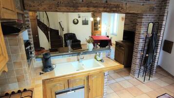 Een vaatwasser, kookgerei, borden en bestek