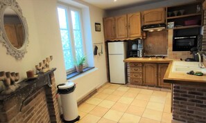 Dishwasher, cookware/dishes/utensils - Gite de France 6 People (Fumay)