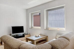 TV - Apartment 'Schöne 2-Raum-wohnung Im Zentrum' with Wi-Fi (Waltershausen)