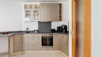 Een koelkast, een oven, een kookplaat, een koffiezetapparaat/waterkoker