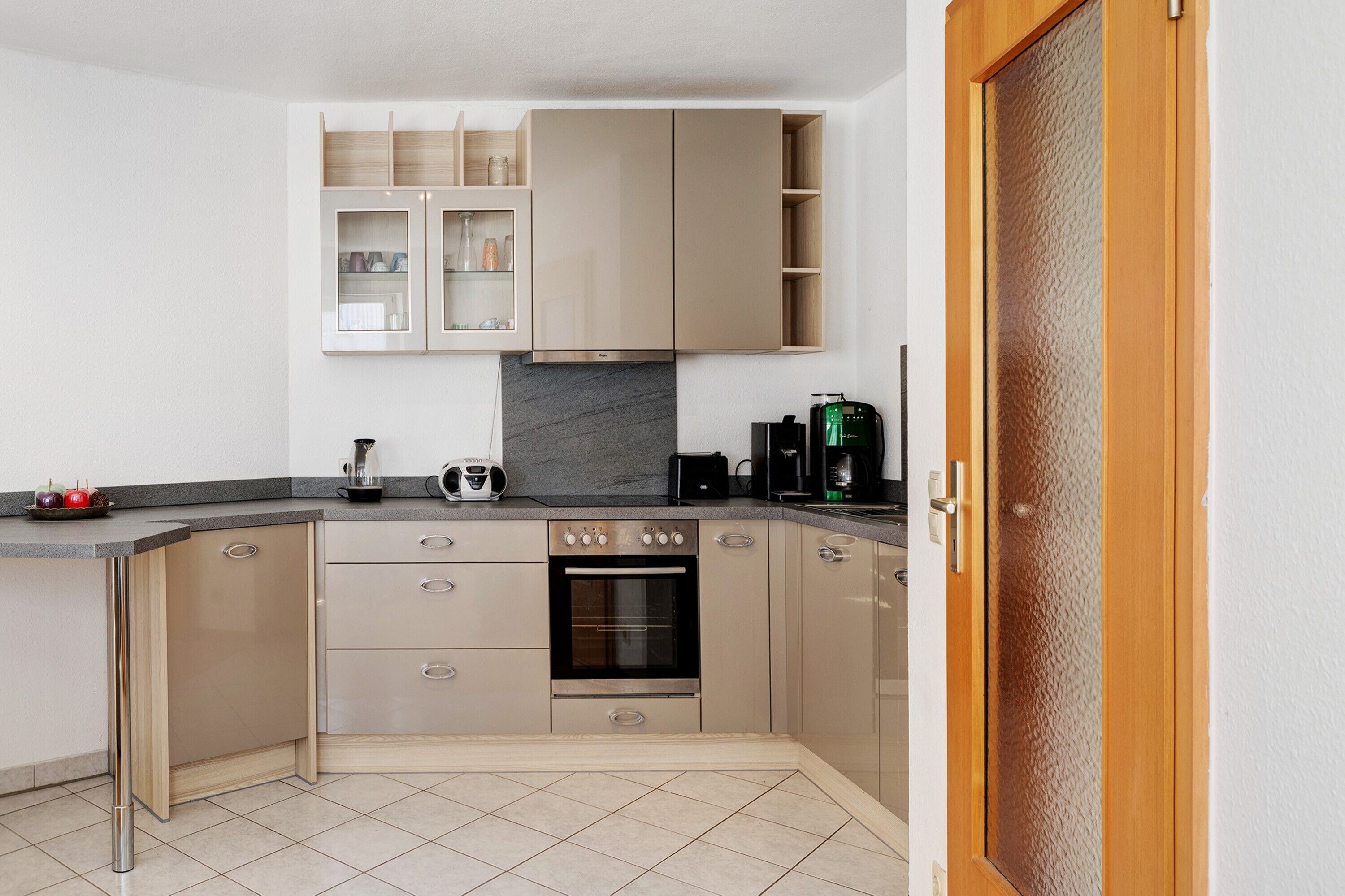 Kühlschrank, Ofen, Herdplatte, Wasserkocher mit Kaffee-/Teezubehör