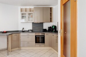 Refrigerador, horno, parrilla de estufa y cafetera y tetera 