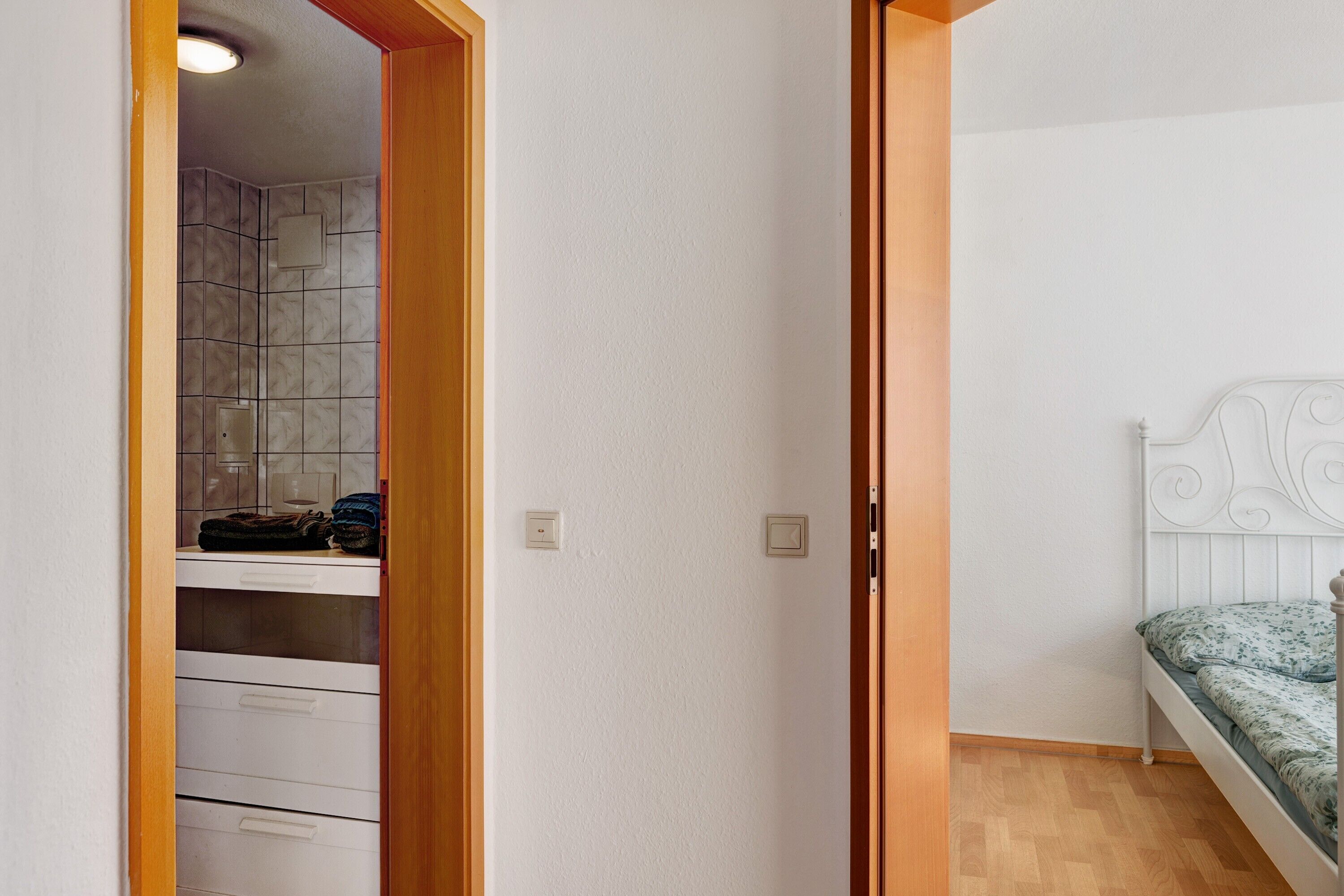 Chuveiro, secador de cabelo, toalhas de banho 