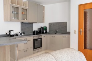 Réfrigérateur, four, plaque de cuisson, cafetière/bouilloire