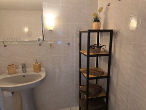 Shower, hair dryer, towels