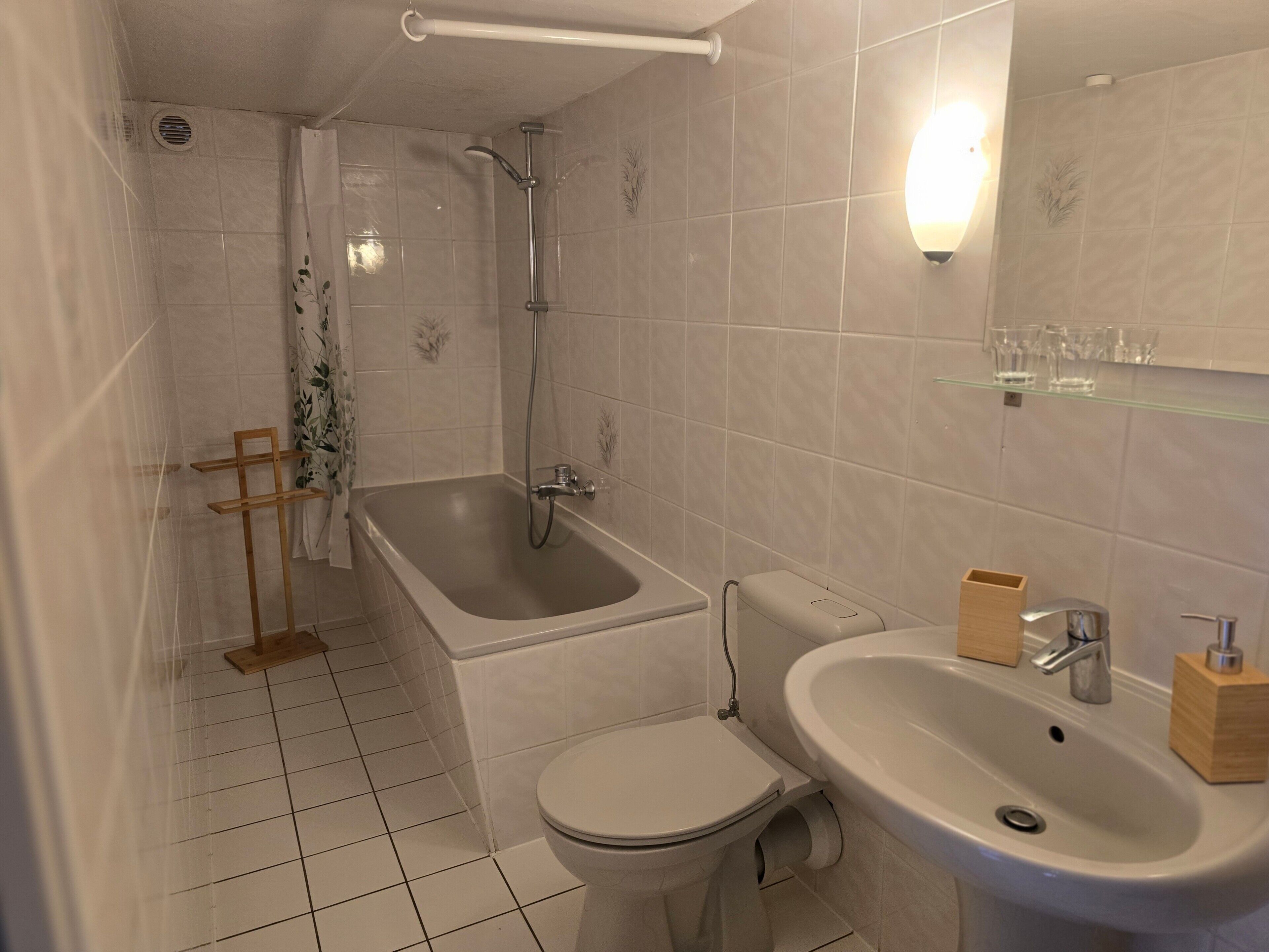Une salle de bain avec une baignoire, des toilettes et un lavabo.