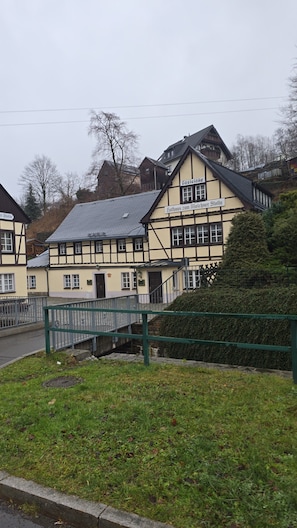 Un edificio tradizionale a graticcio con un cartello che indica 'Gasthof zum Molchner Stolln'.