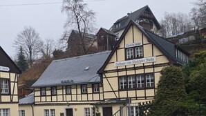 A traditional half-timbered building with a sign reading 'Gasthof zum Molchner Stolln'. - Room 'Rote Pockau' with Mountain View and Wi-Fi (Marienberg OT Pobershau)