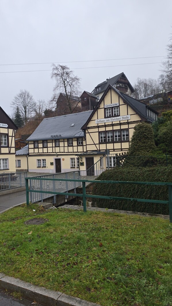 A traditional half-timbered building with a sign reading 'Gasthof zum Molchner Stolln'.