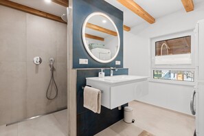 Shower, hair dryer, towels