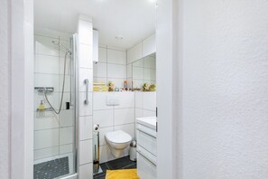 シャワー、ヘアドライヤー、タオル