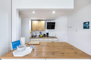 Réfrigérateur, micro-ondes, plaque de cuisson, cafetière/bouilloire