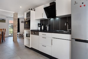 Wasserkocher mit Kaffee-/Teezubehör, Kühlschrank, Mikrowelle, Ofen