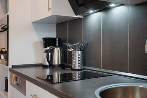 Frigorifero, microonde, forno, piano cottura